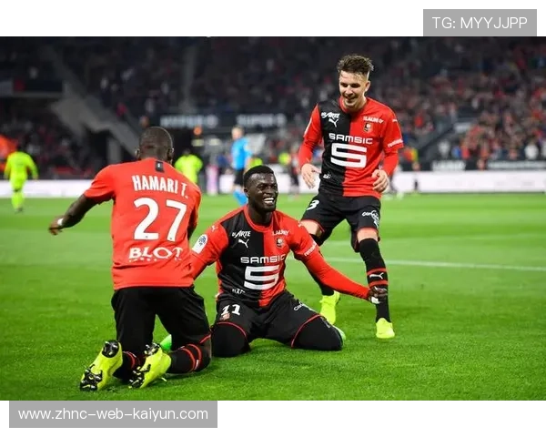 法甲激烈角逐，比分2-1，比赛中关键扑救化解危机，场均射正率达65%